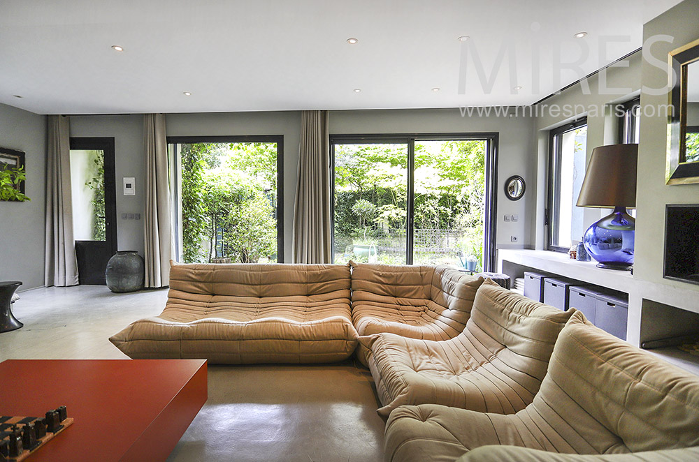 C1912 – Contemporary living room opening onto the garden