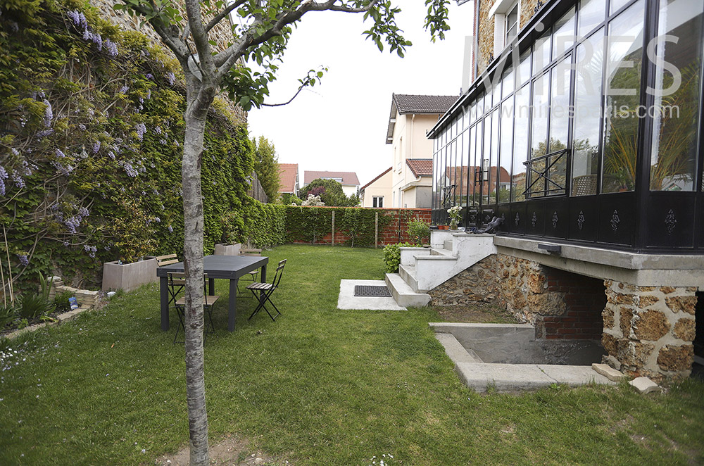 C1913 – Small garden, green wall