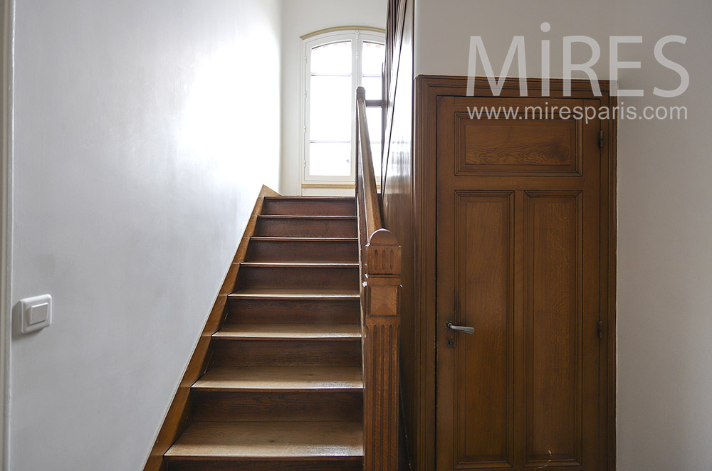 C1913 – Escalier classique en bois