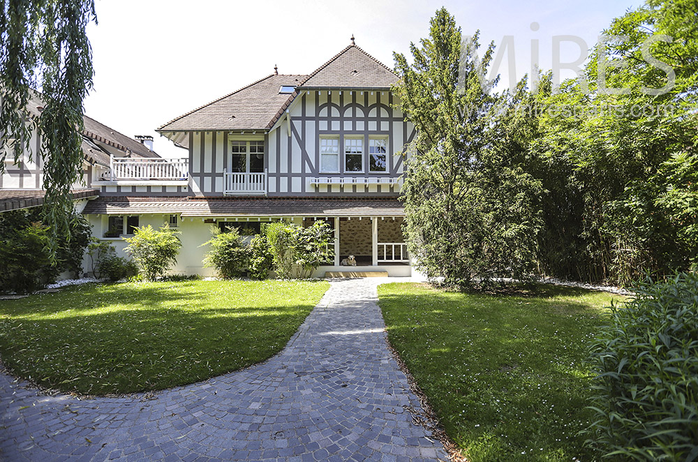 C1917 – House with swimming pool