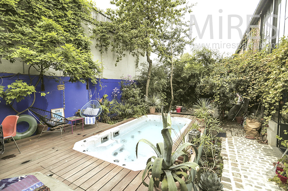 C1241 – Petite piscine et jardin