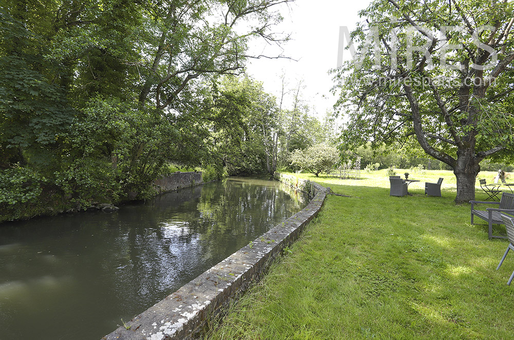 C1916 – Nature terrace by the river