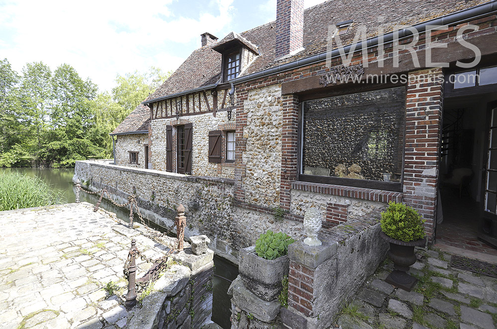 C1916 – Old entrance, stones and bricks