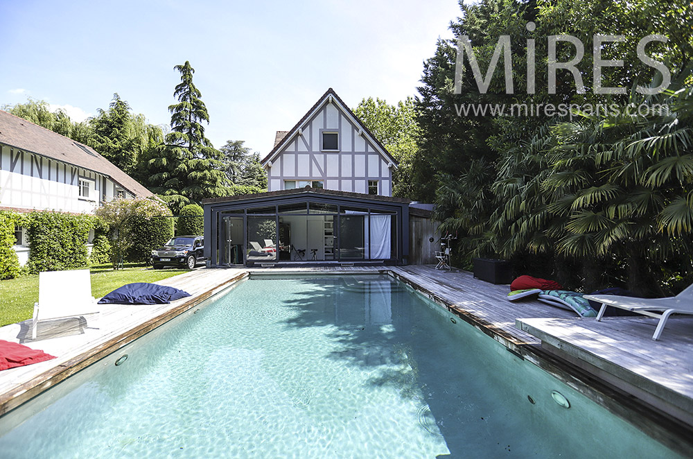 C1917 – Beautiful swimming pool lined with teak