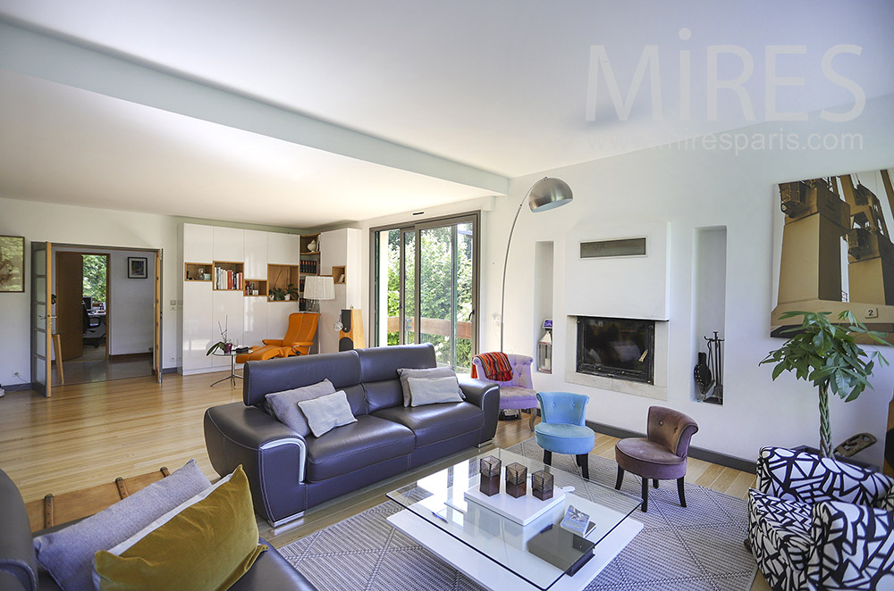 C1918 – Beautiful colorful living room and modern fireplace