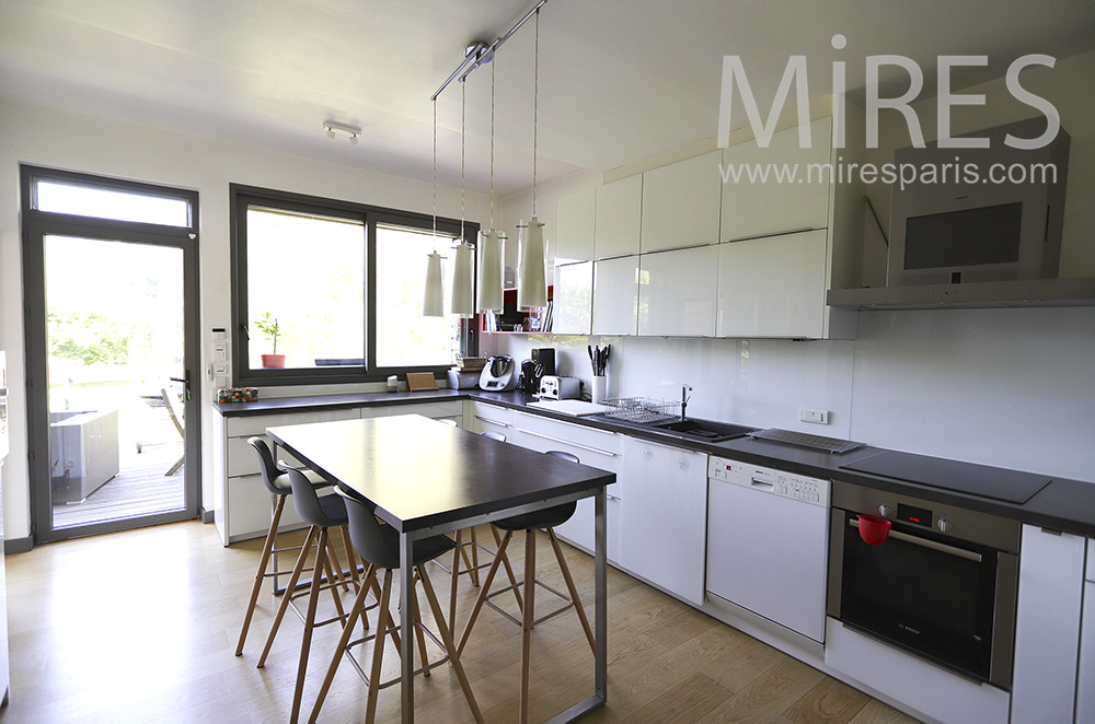 C1918 – Nice tidy kitchen