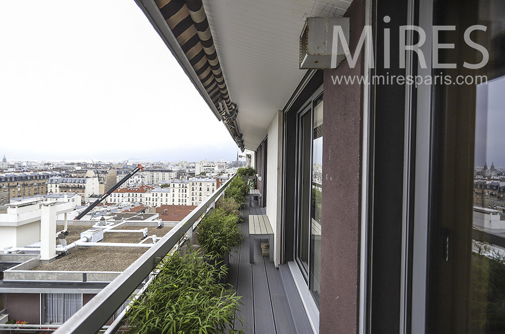 C1922 – Long balcon avec store