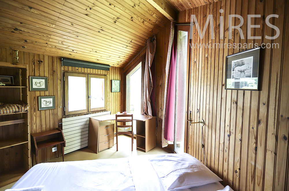 C1923 – Small bedroom with sloping ceilings in wood