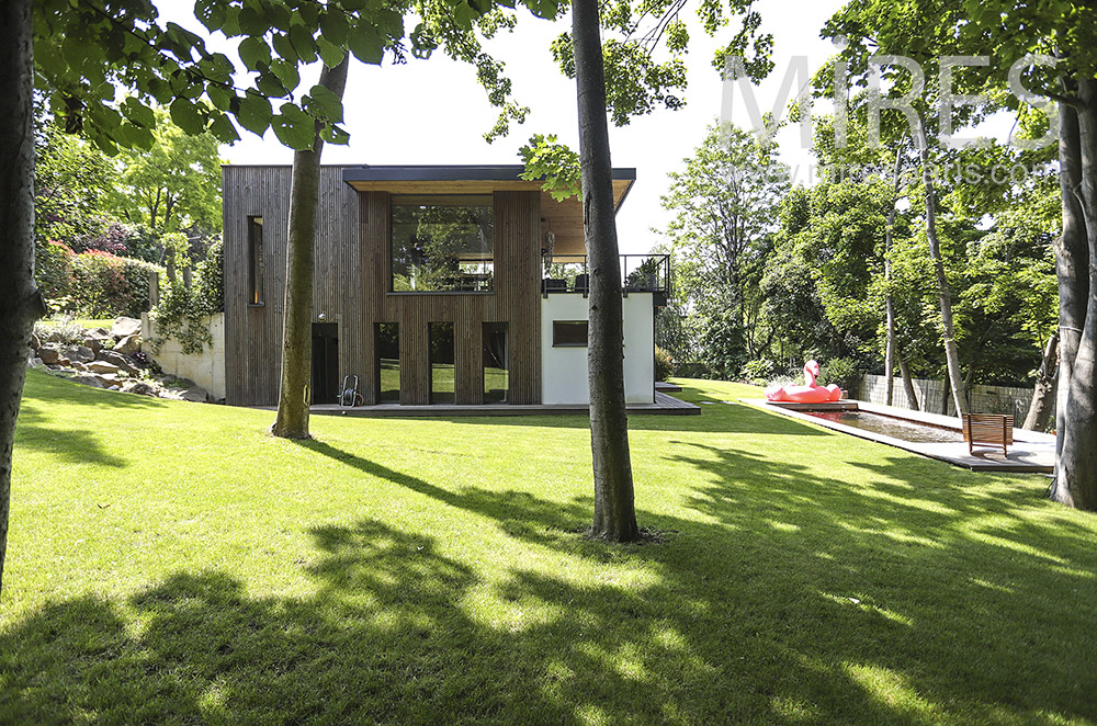 C1929 – Jardin avec pelouse et beaux arbres