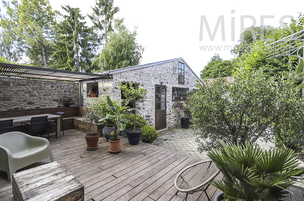 C1932 – Terrasse en tek avec plantes vertes