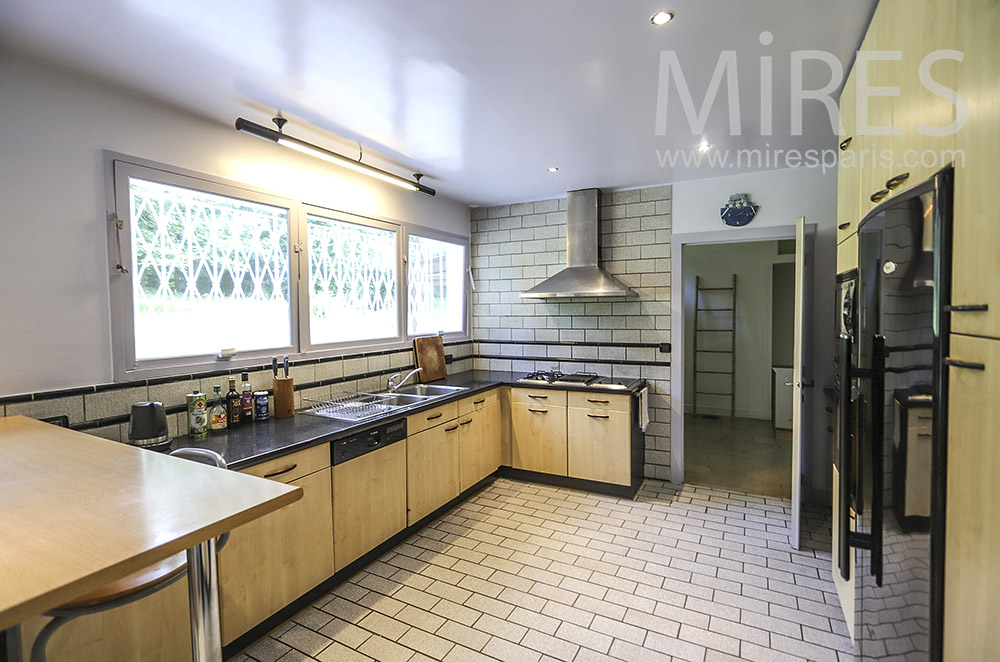 C1933 – Large functional kitchen