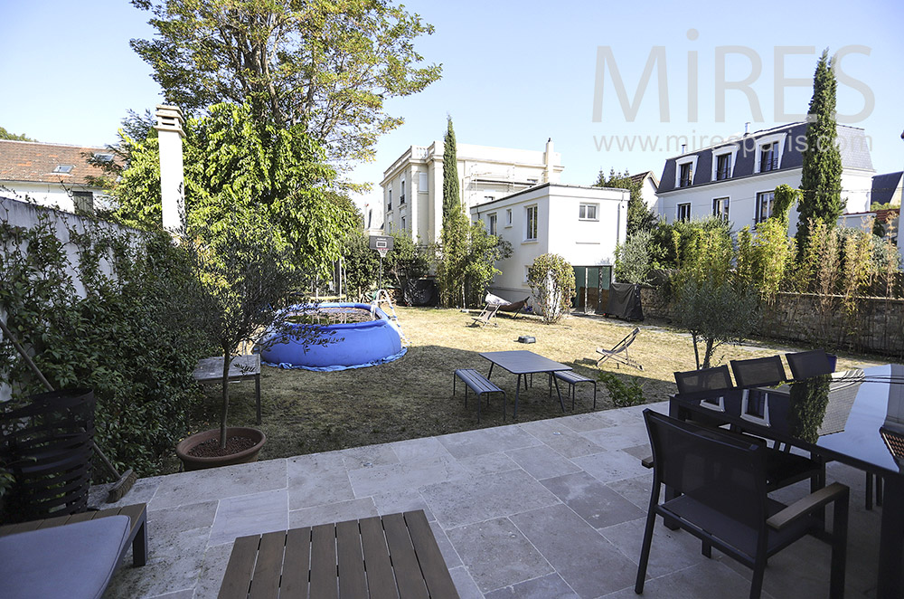 Jardin avec piscine gonflable. C1934