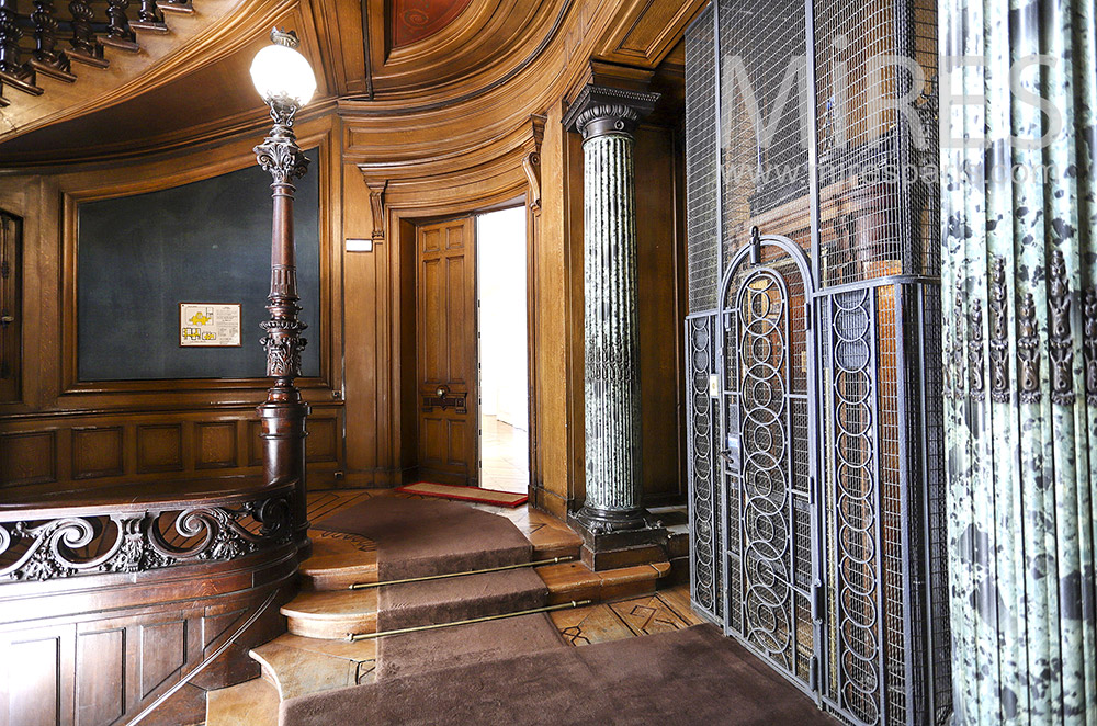 Entrée en bois et ancien ascenseur. C1935