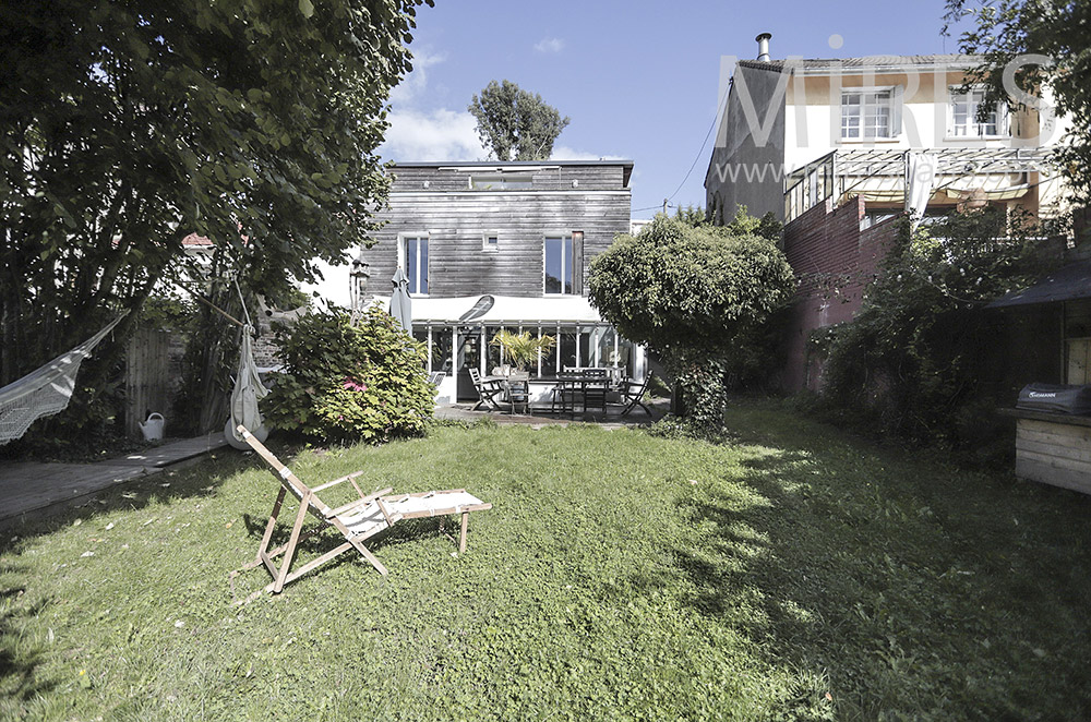 C1945 – Contemporary house with veranda