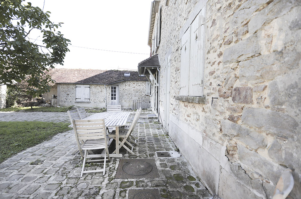 C1943 – Cour d’entrée en pierres