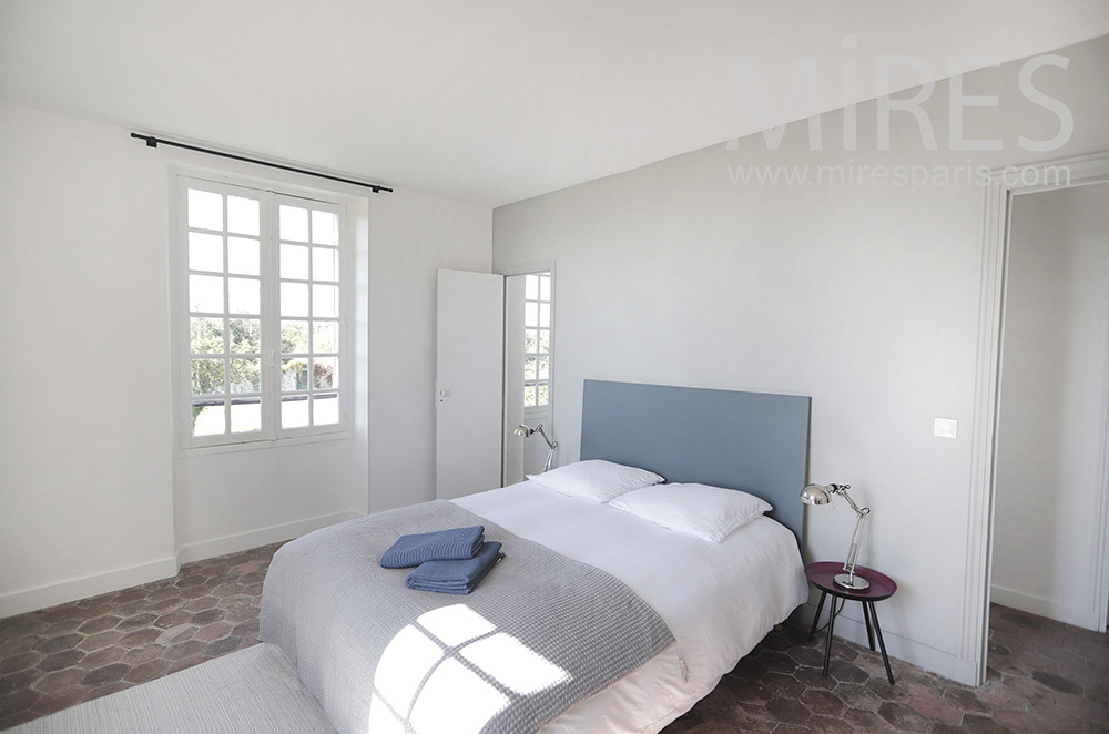 C1943 – White bedroom with bathroom