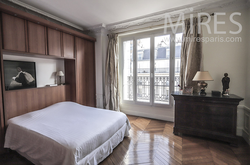 Chambre avec rangements en bois intégrés. C1946