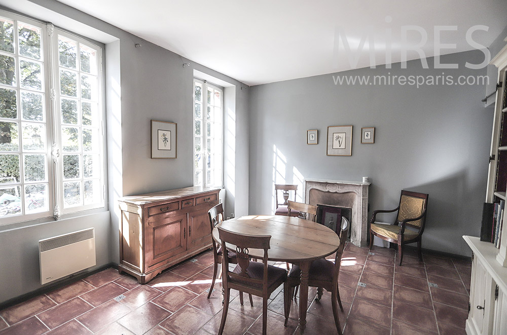 C1947 – Simple classic dining room