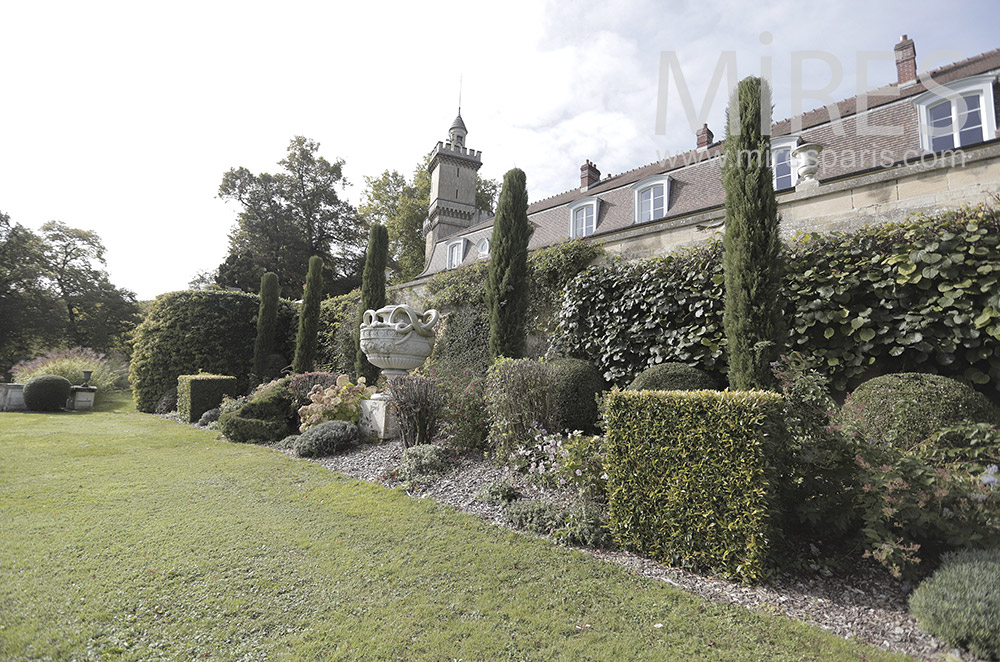 C1948 – Sculptures and pruned trees