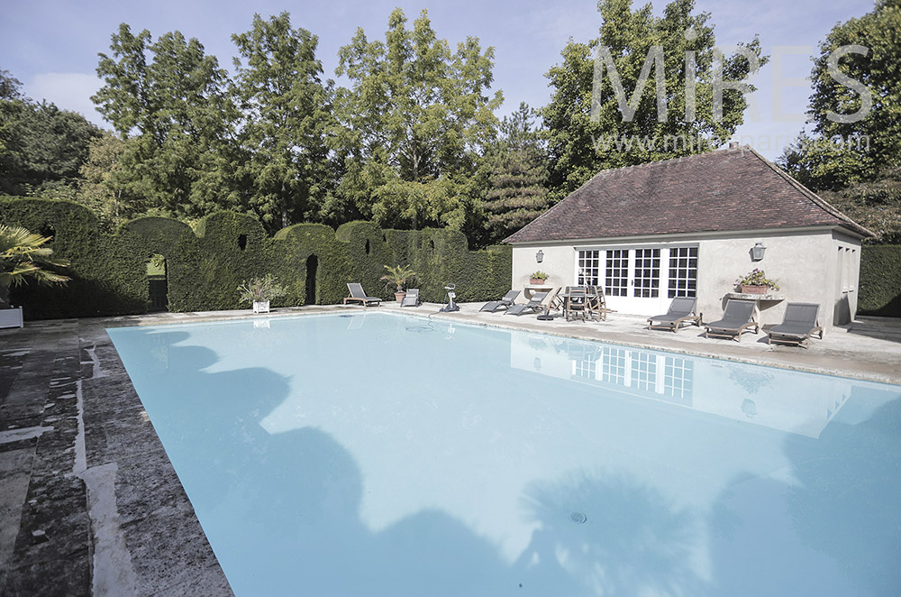 Belle piscine avec pool house. C1948