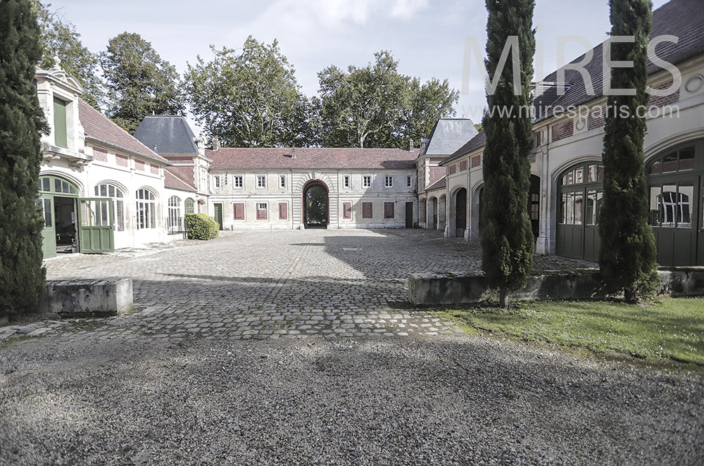 C1948 – Cour pavée de la ferme du château