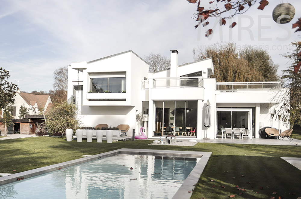 C1266 – Architect house with swimming pool