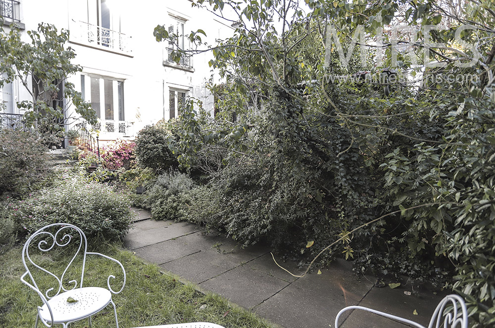 C1952 – Three apartments with garden