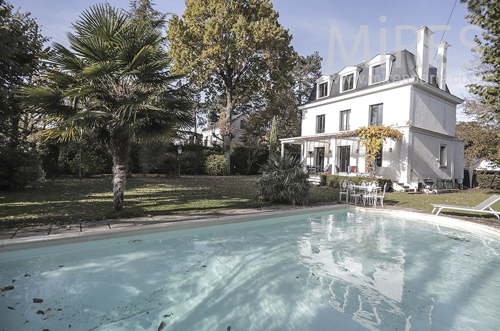 C1953 – Decorative house with swimming pool