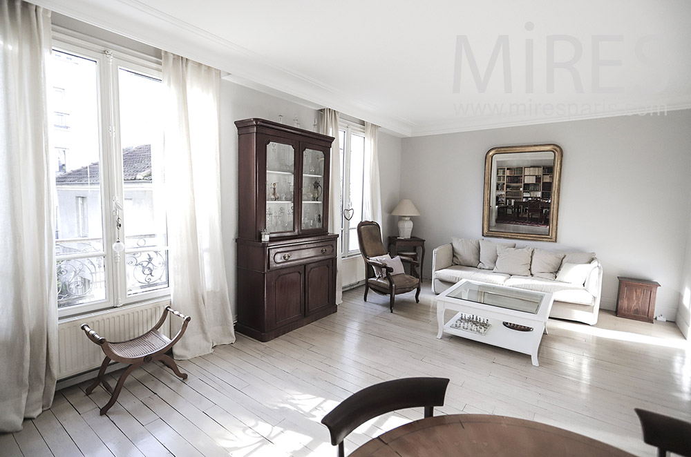 C1952 – Retro white living room