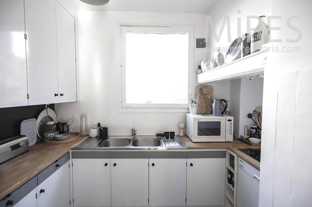 C1952 – Small, compact kitchen