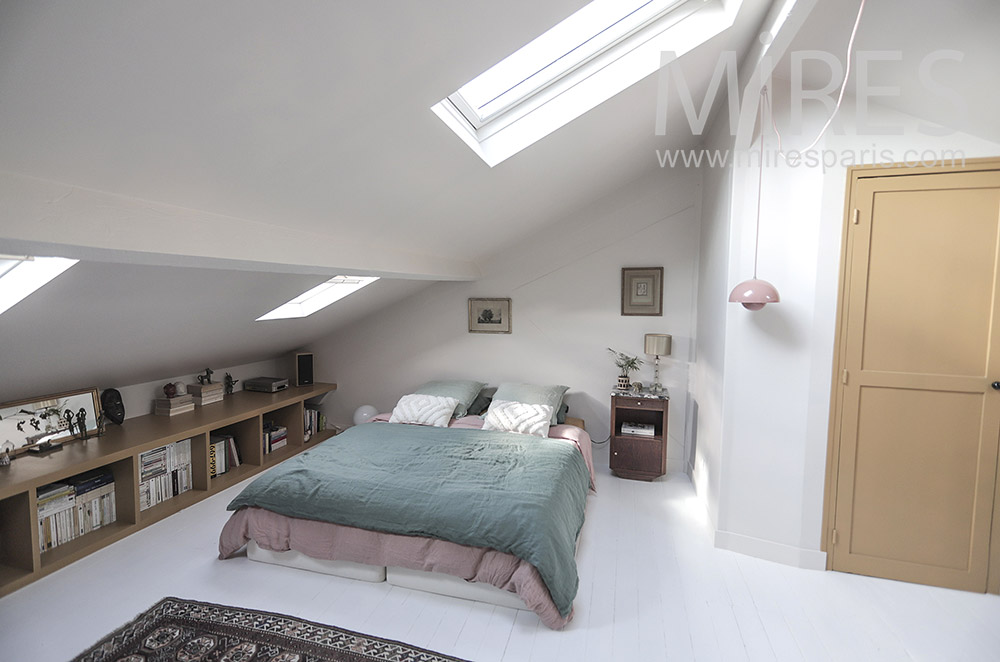 C1952 – Bedroom with dressing room and bathroom under the roof