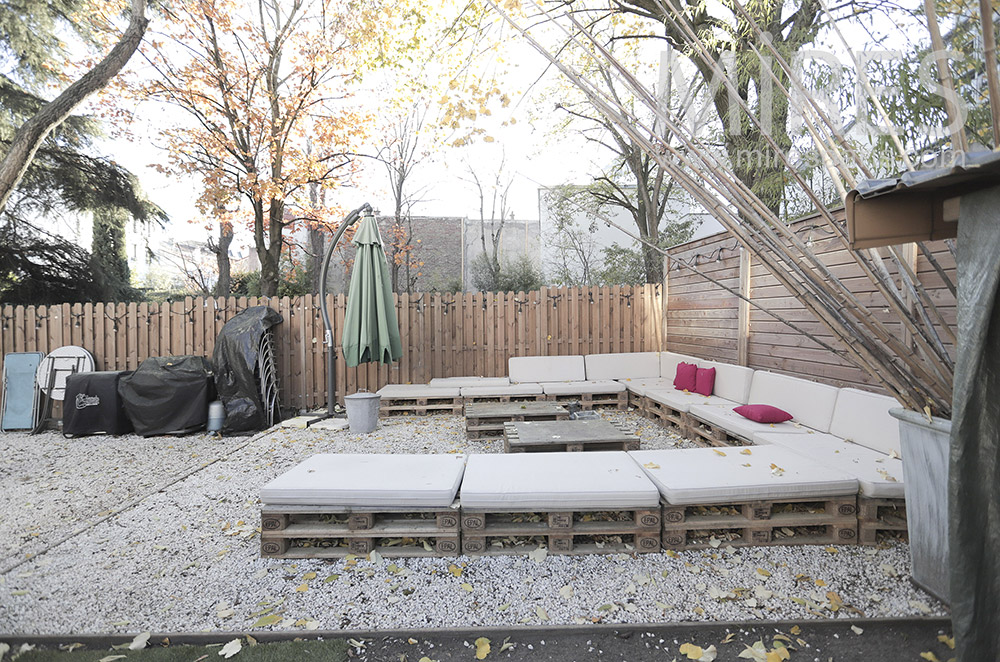 C1955 – Gravel terrace with lounge on pallets