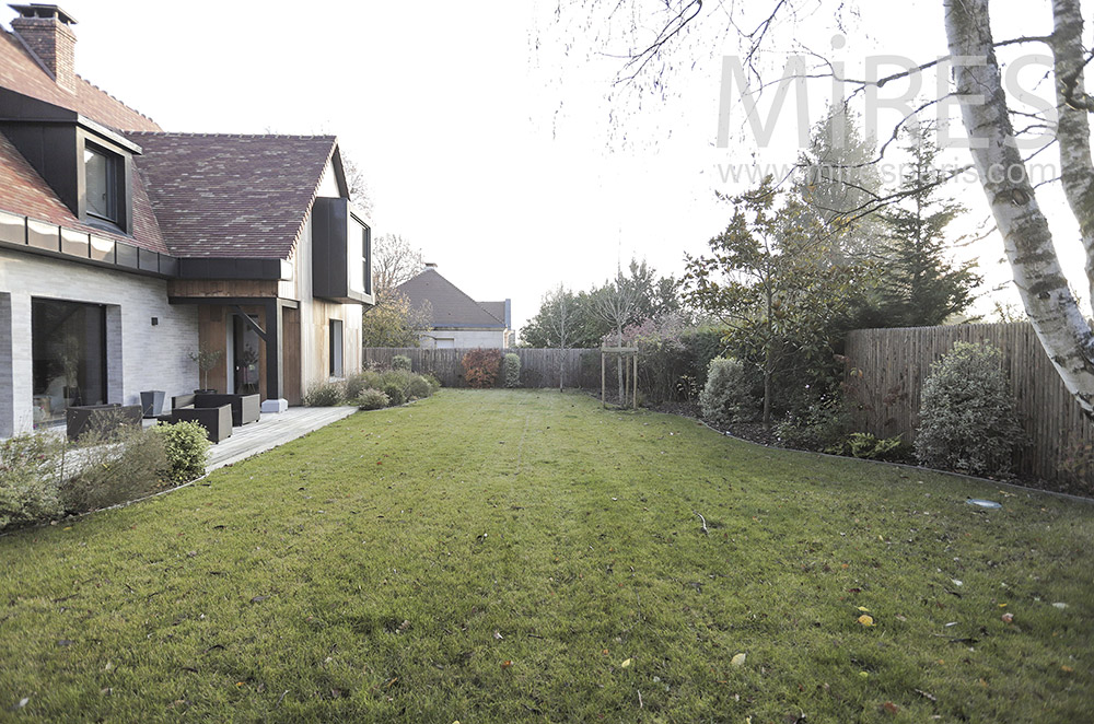 C1957 – Small garden with lawn