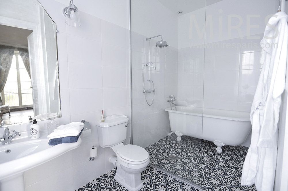 C1958 – Bathroom, black tiled floor