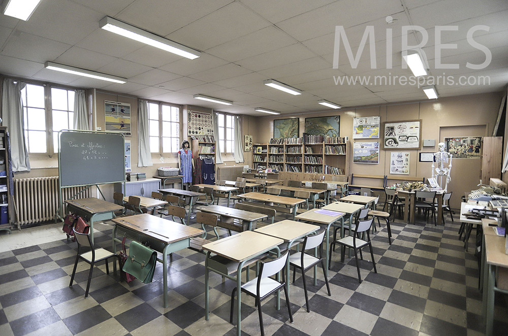 Salle de classe, sol à damier. C1961