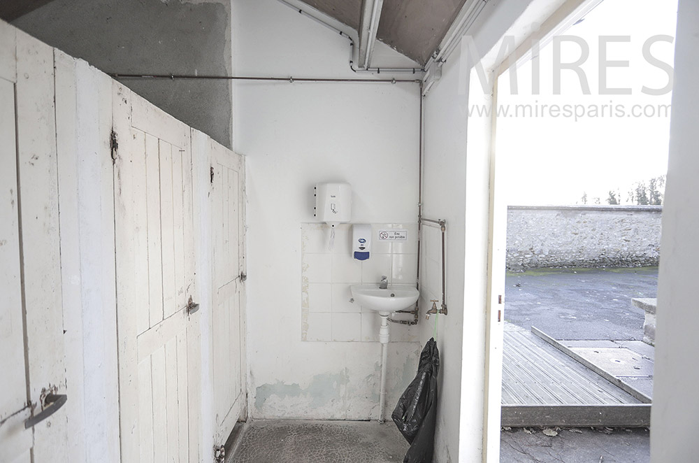 Toilettes extérieures d’école. C1961