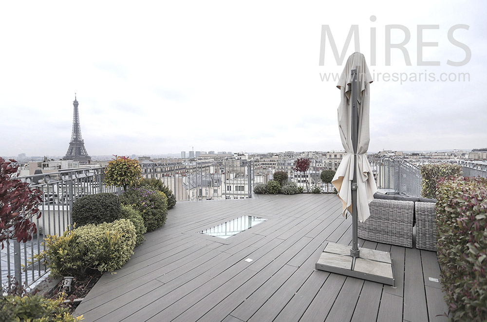Appartement moderne, vue sur la Tour Eiffel. C1971