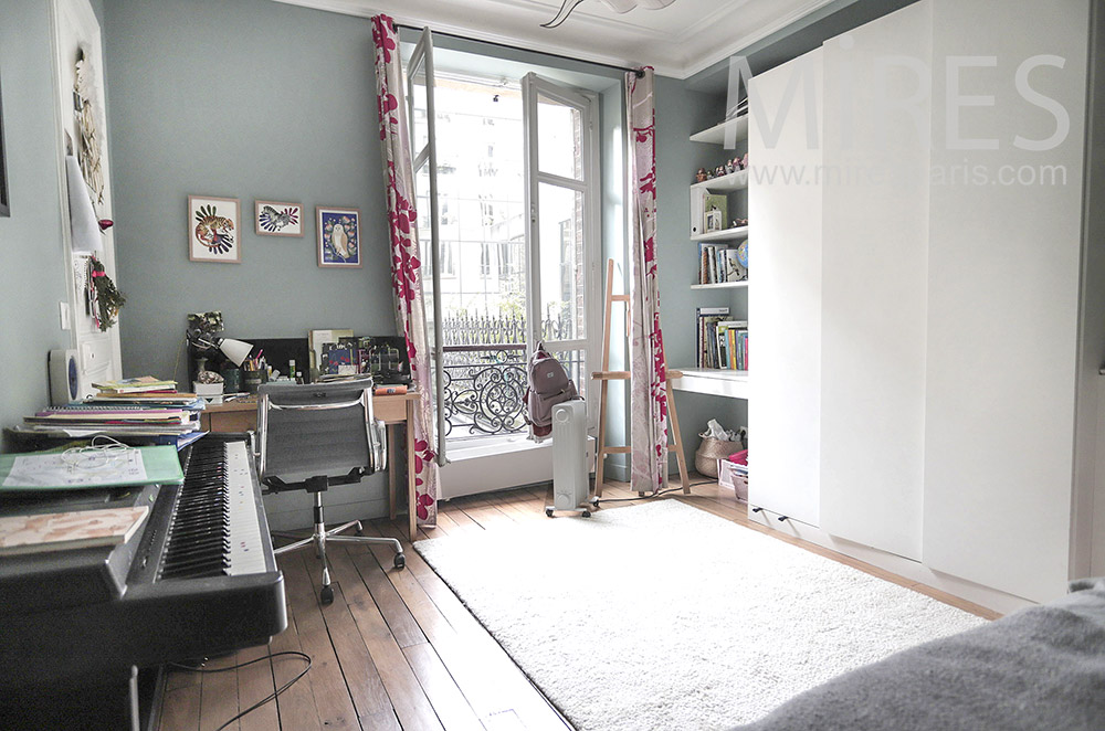 C1966 – Gray room with piano