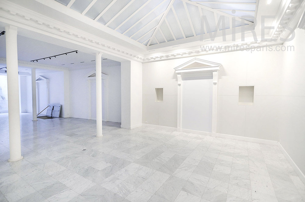 C1968 – Showroom vide sur cour