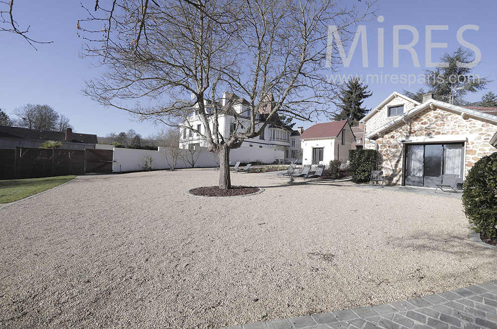 C1970 – Large gravel terrace