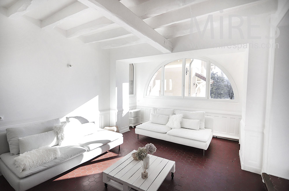 C1970 – White living room with red floor tiles