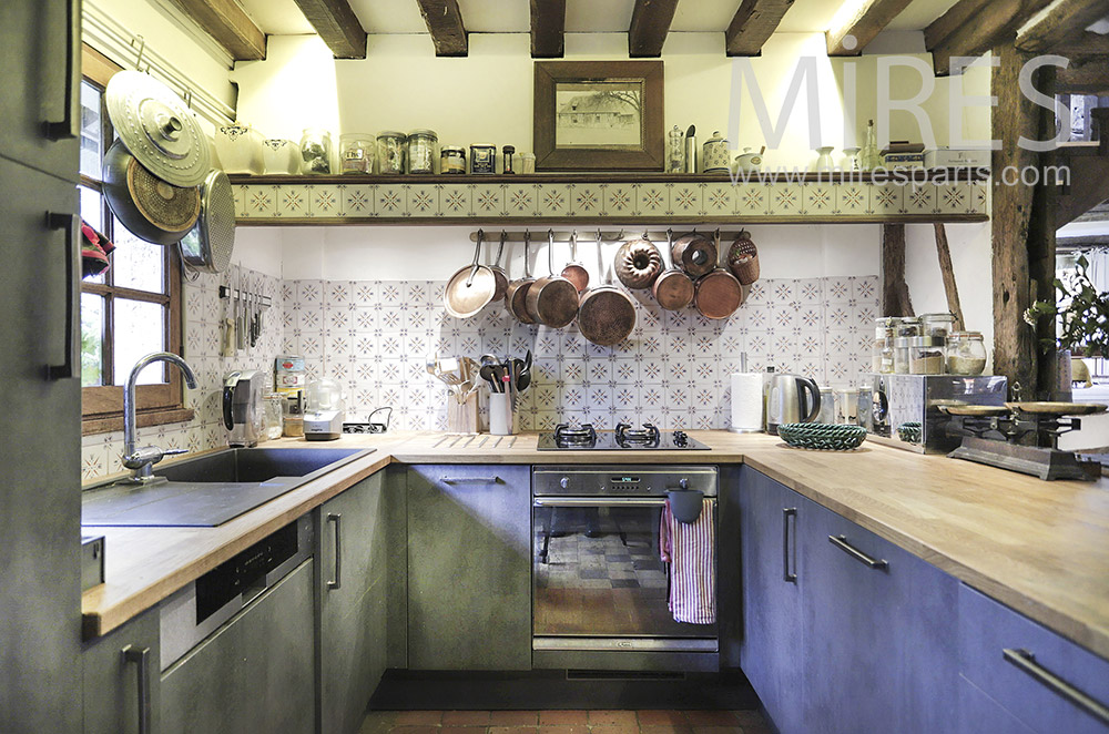 Fitted country kitchen. C0571
