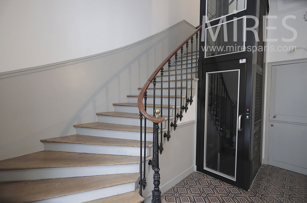 Escalier d’immeuble avec ascenseur ancien. C0809