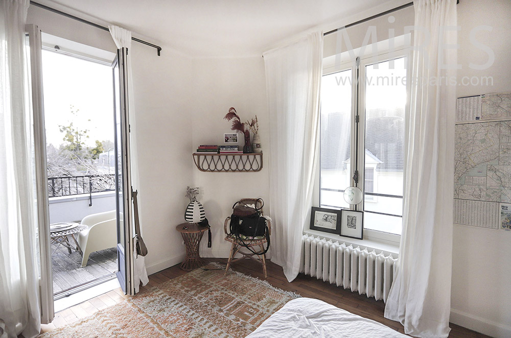 C1030 – Teenage bedroom with large balcony