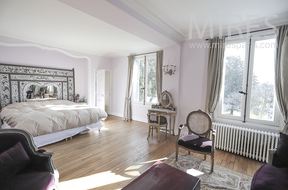 C1977 – Large bedroom with living room