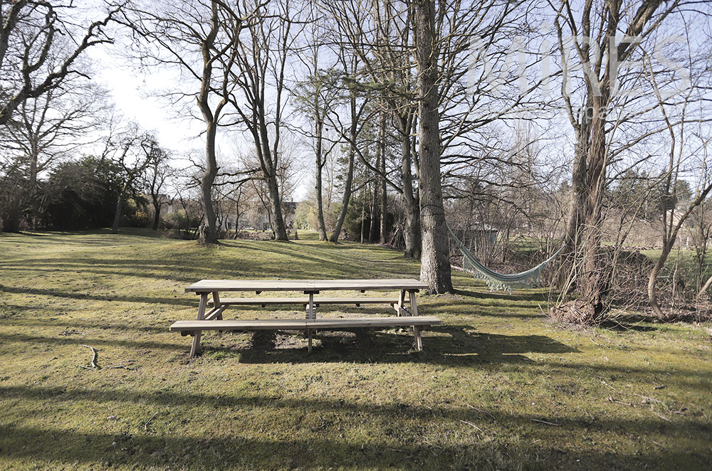 C1978 – Jardin bordé d’arbres