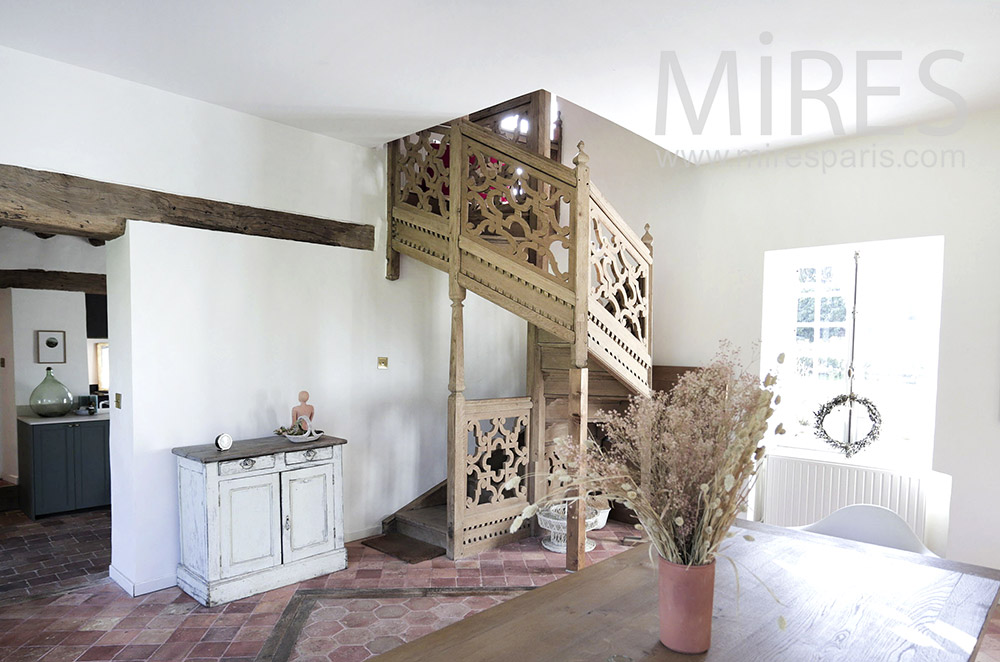 Escalier gothique en bois. C1978