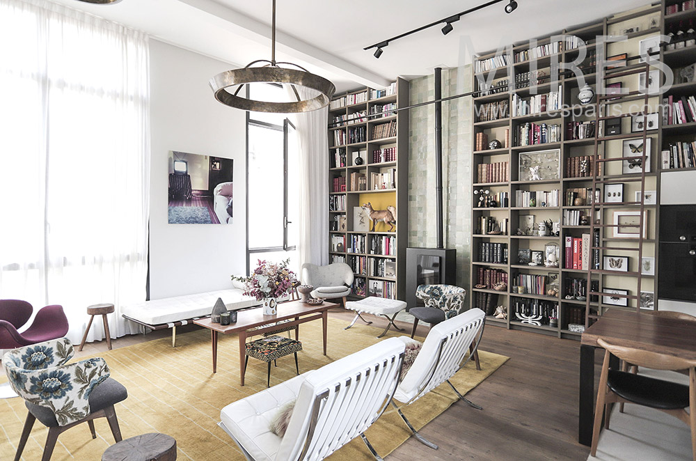 C1987 – Large decorative living room with library