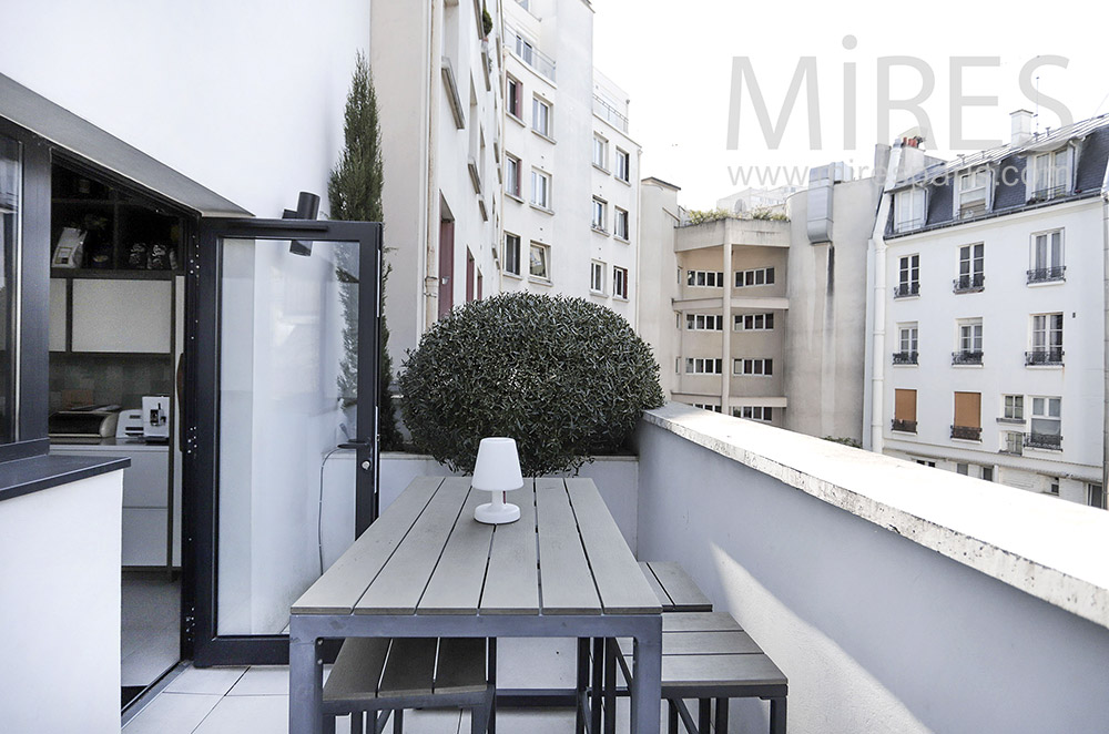 C1987 – Grand balcon avec table