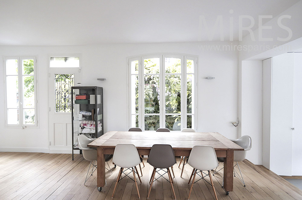 C1991 – Bright dining room